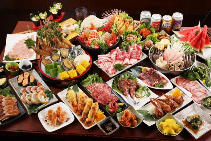 Много еды на столе