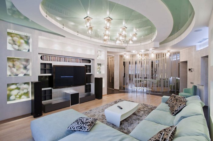 Натяжной потолок в гостиной