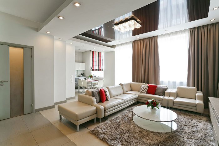 Натяжной потолок в гостинную