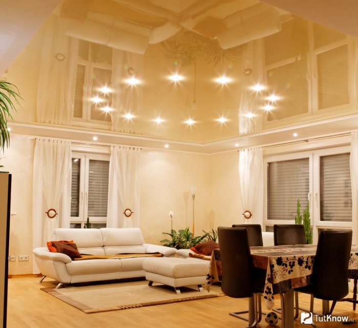 Бежевый глянцевый натяжной потолок