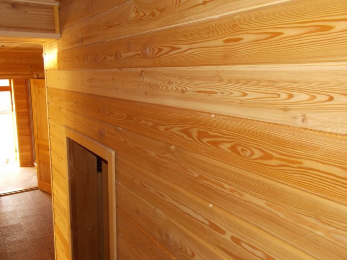 Вагонка штиль лиственница на стене