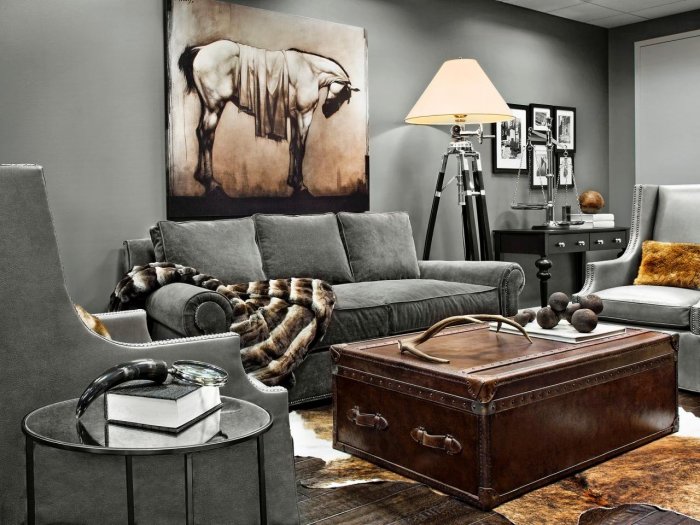 Коричневая мебель в сером интерьере