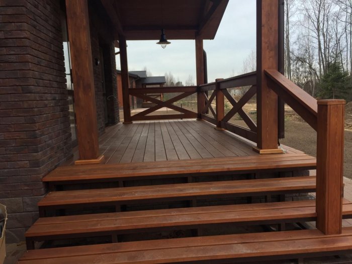 Крыльцо с террасой к деревянному дому