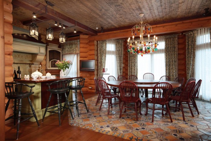 Столовая в деревянном доме