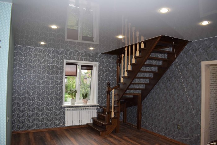 Отделка проема лестницы