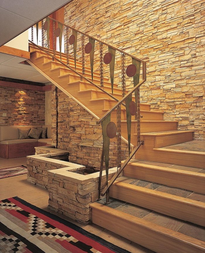 Отделка стен на лестнице