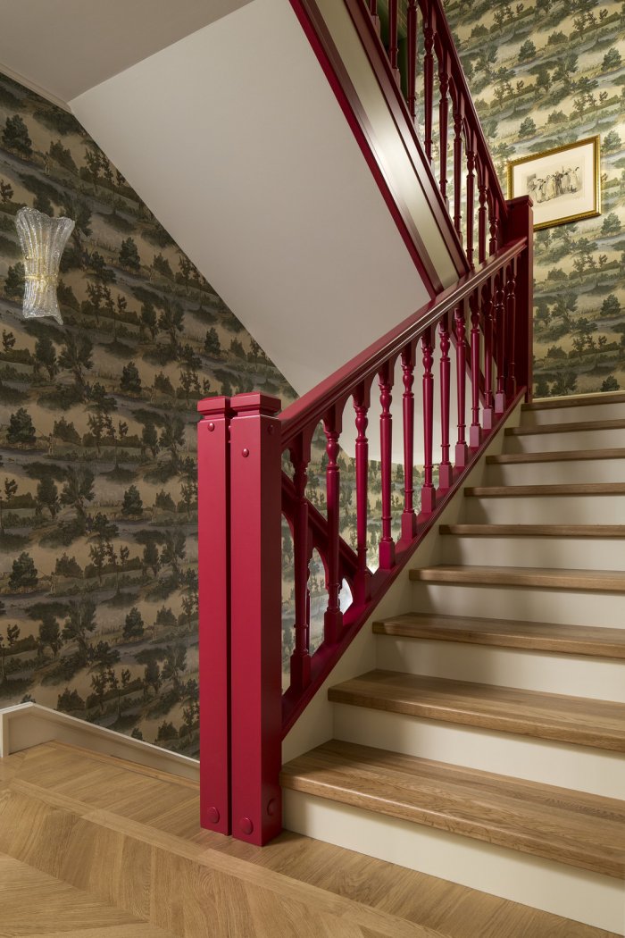 Яркая деревянная лестница