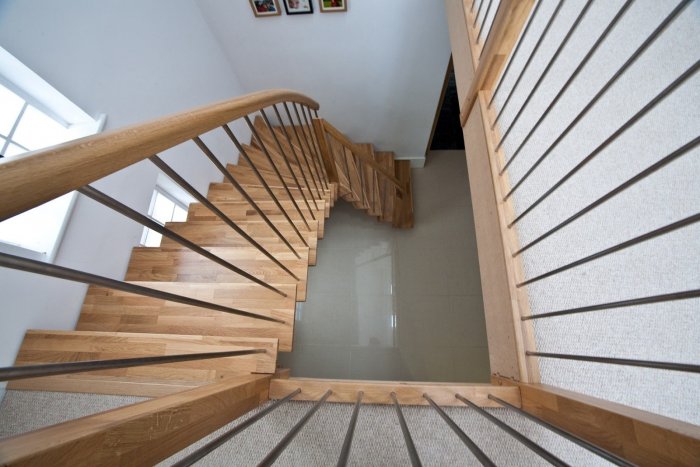 Одномаршевая лестница с забежными ступенями