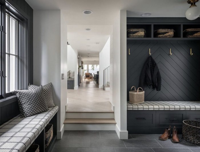 Прихожая обшитая деревом