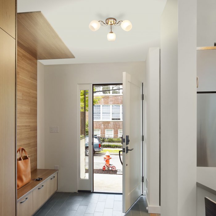 Современная узкая прихожая