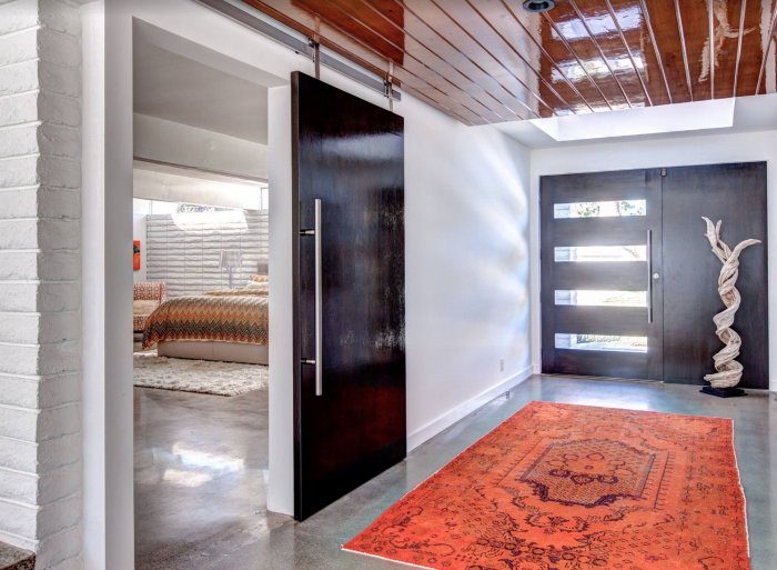 Шкаф в прихожей в деревянном доме