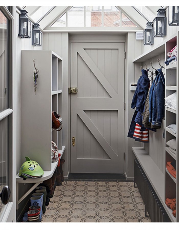 Прихожая с окном в частном доме