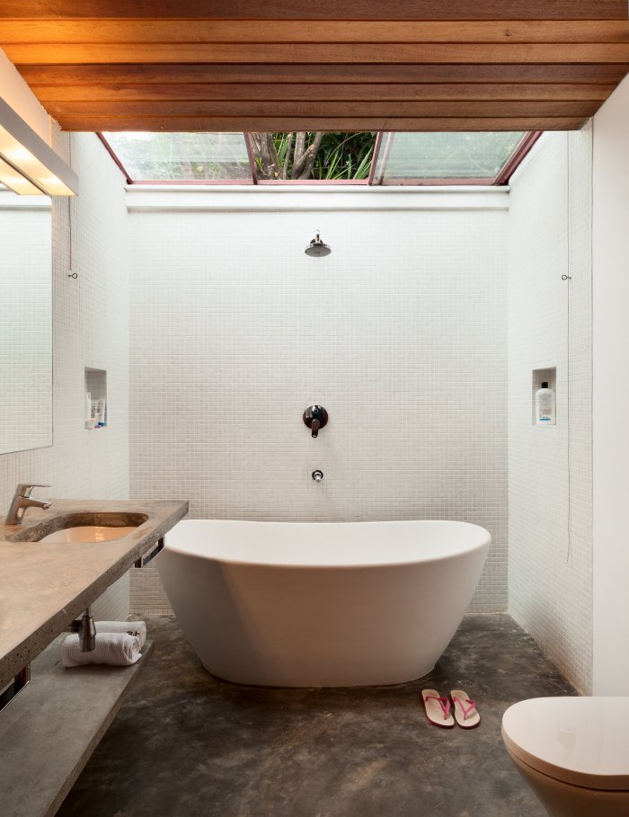 Ванная с деревянным потолком