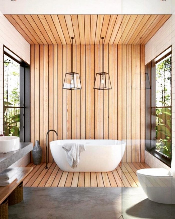 Ванная с деревянной отделкой