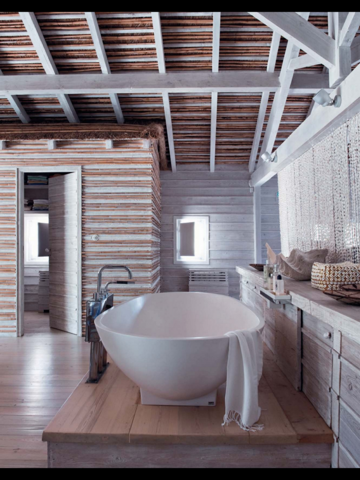 Ванная с деревянным потолком