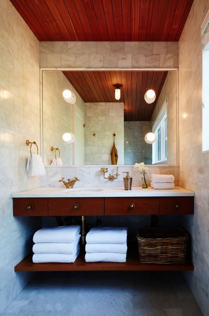 Деревянный потолок в ванной