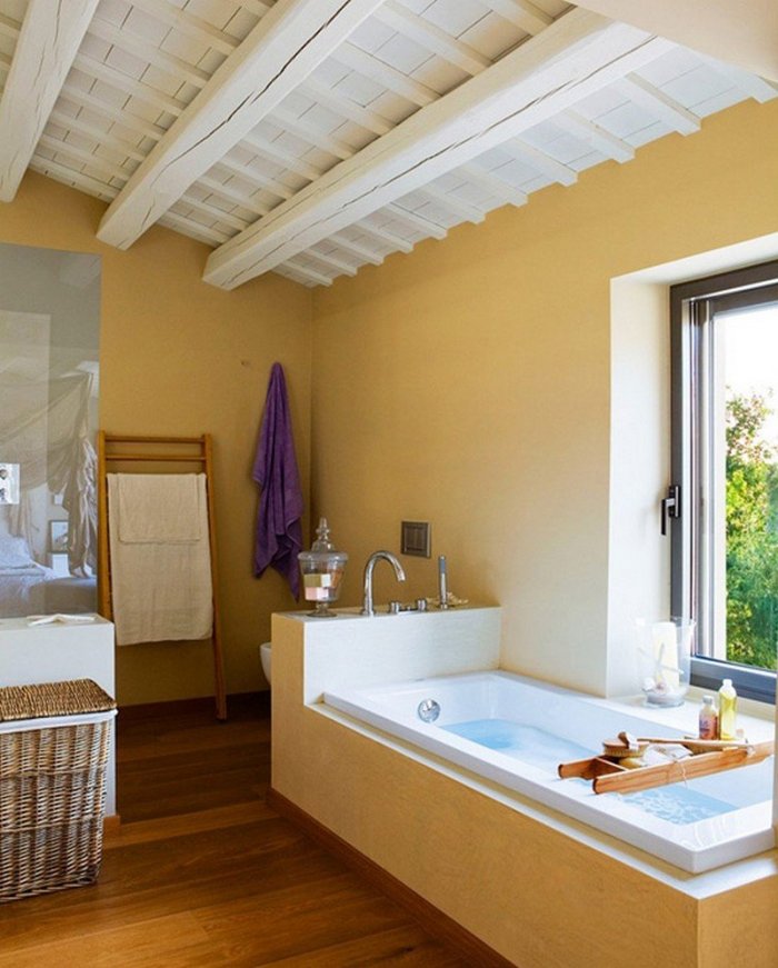 Ванная с деревянным потолком