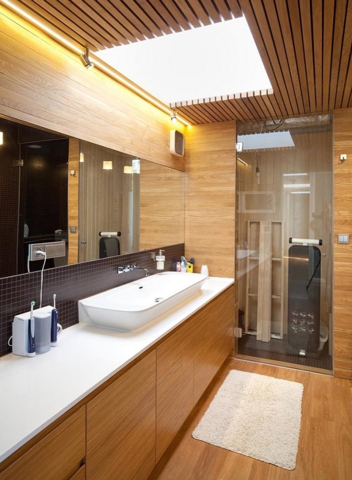 Деревянный реечный потолок в ванной