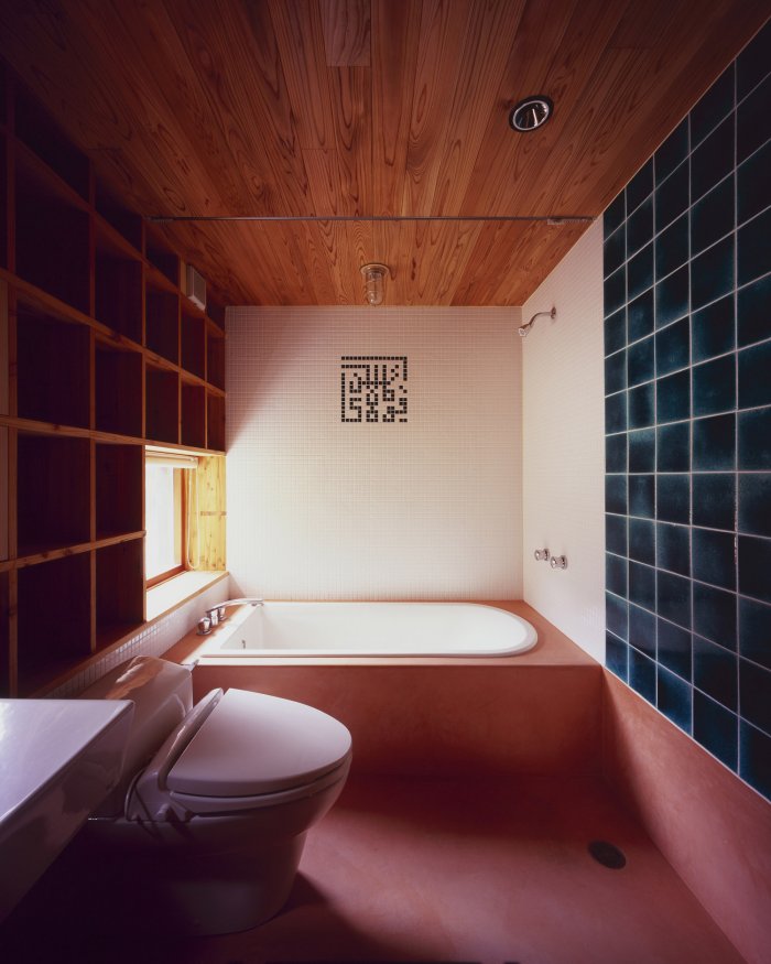 Деревянный потолок в ванную