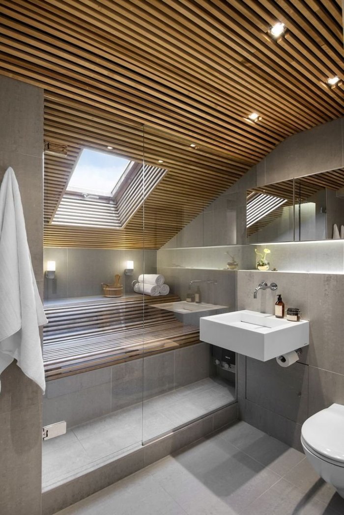 Ванная с деревянным потолком