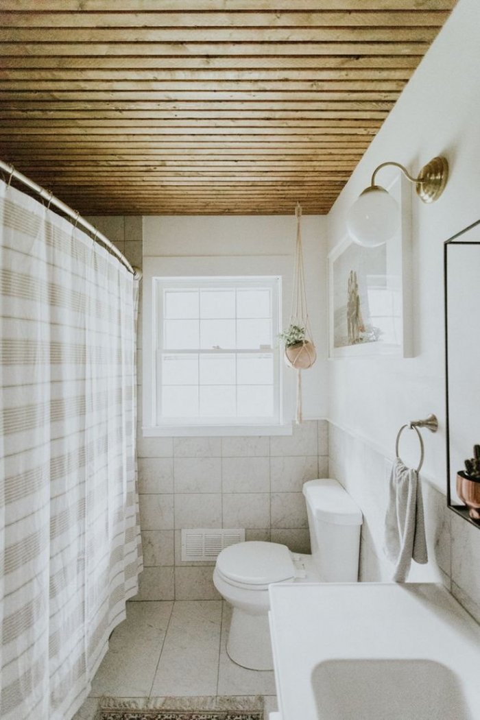 Деревянный потолок в ванной