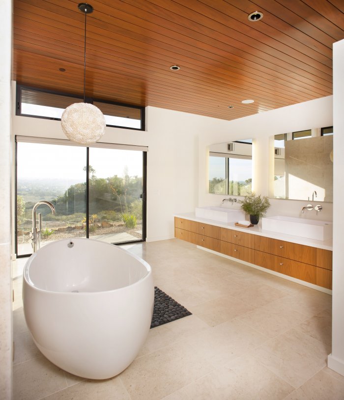 Деревянный потолок в ванную