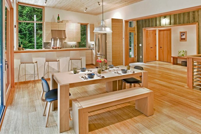 Кухня зонированная с гостиной в деревянном доме