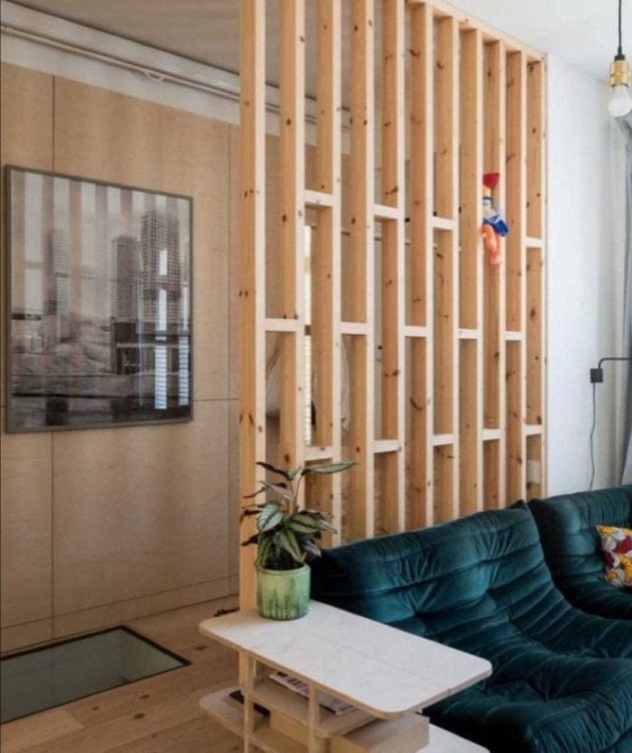 Деревянная перегородка для зонирования комнаты