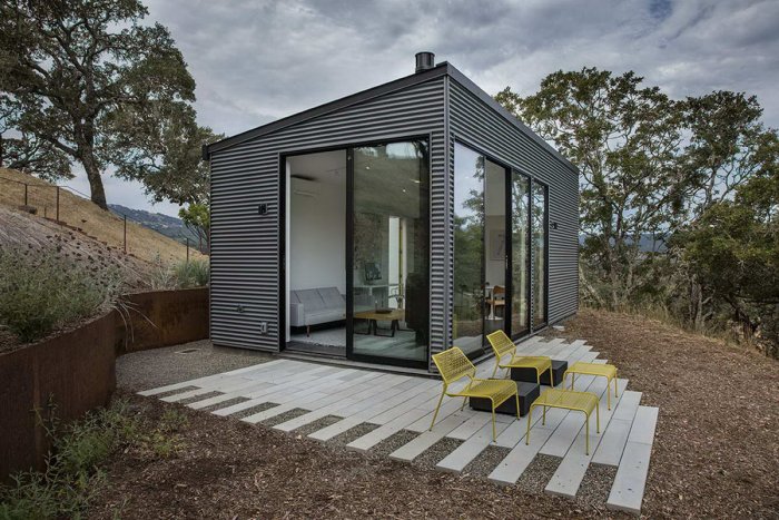 Садовый домик с плоской крышей