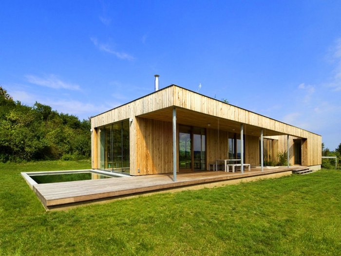 Маленький современный дом с плоской крышей