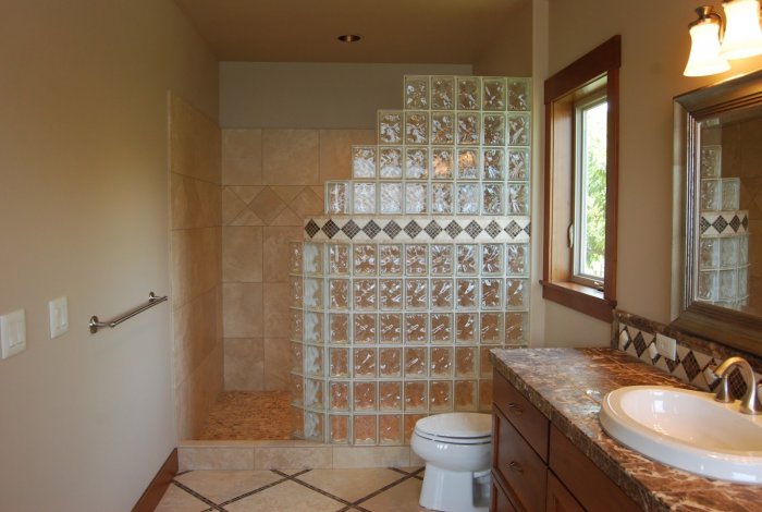 Стеклянные блоки в интерьере ванной