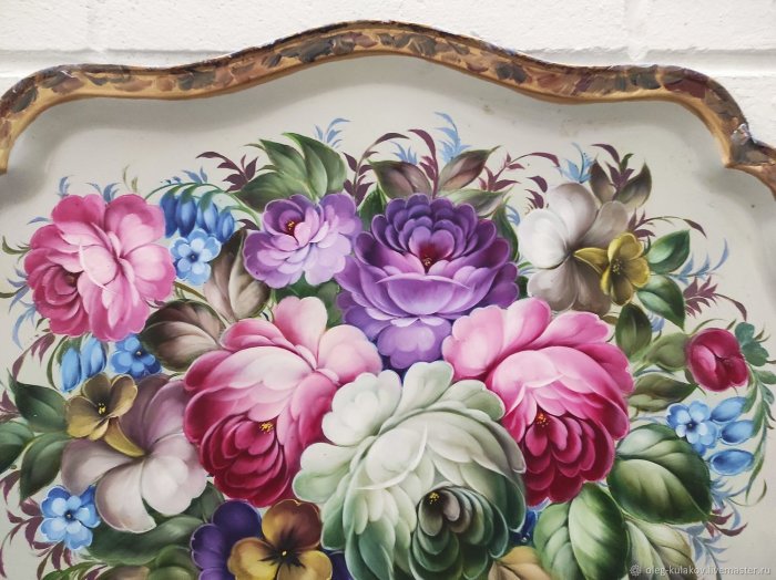 Белый поднос расписанный золотой сеткой