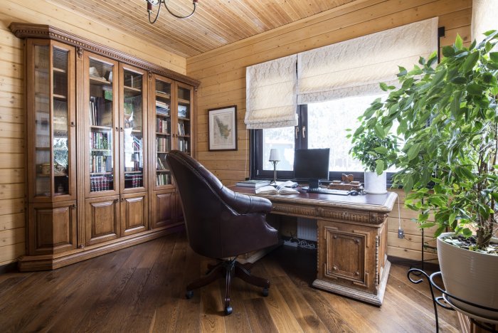Интерьер кабинета в деревянном доме