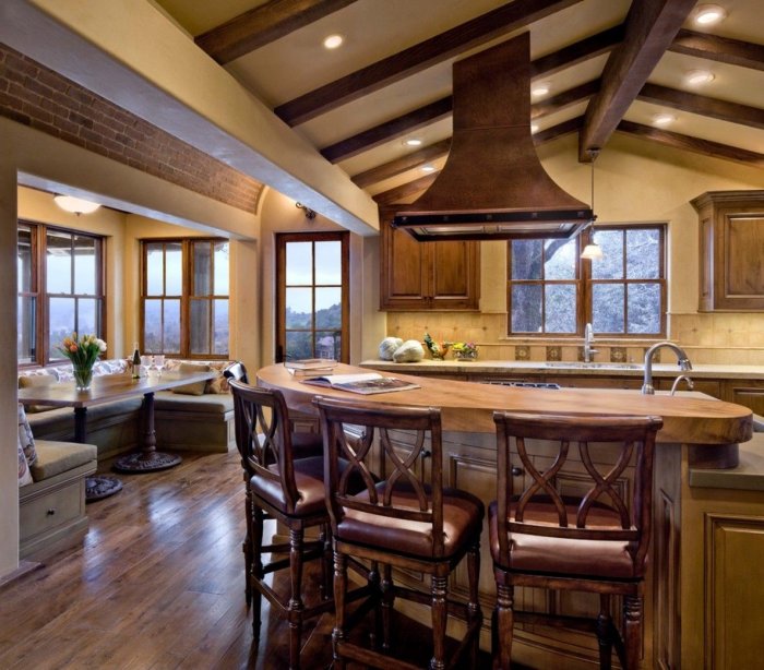 Кухня с барной стойкой в загородном доме
