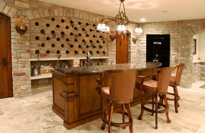 Барная стойка отделанная камнем