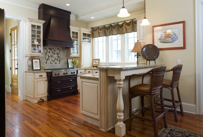Классическая кухня с барной стойкой