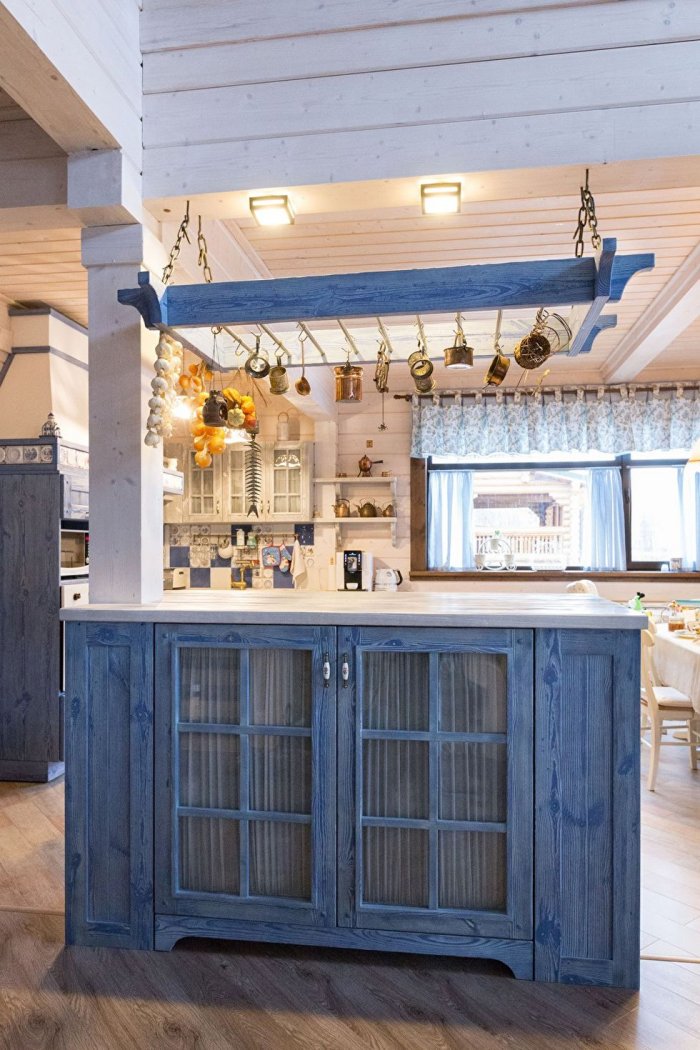 Кухня в доме из клееного бруса в стиле Кантри