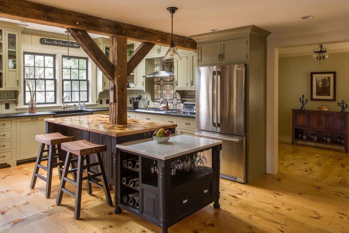 Барная стойка между колоннами