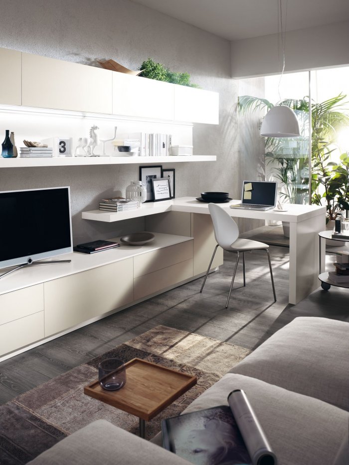 Компьютерный стол в гостиной