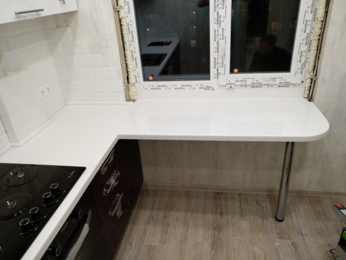 Встроенная столешница в подоконник