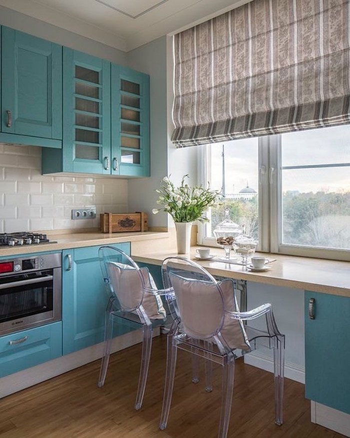 Кузни состолешницей у окна