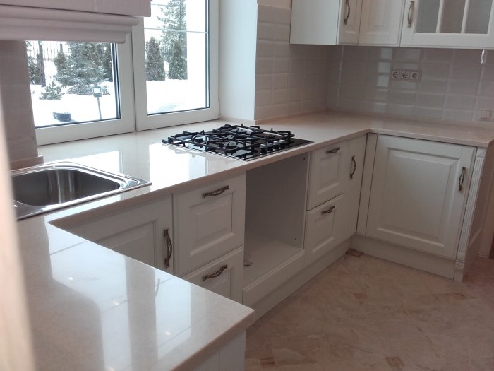 Столешница под окном на кухне