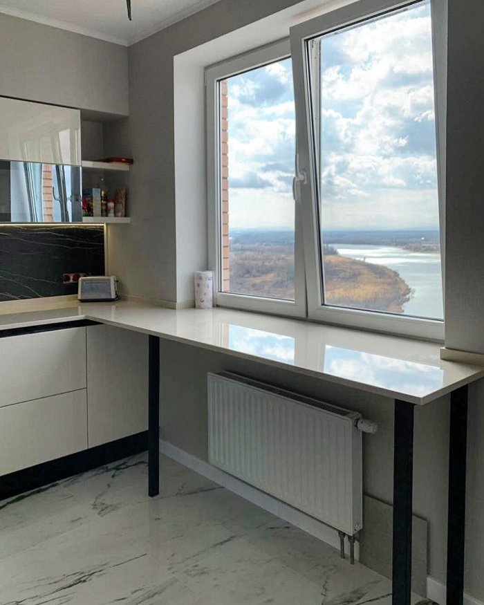 Широкий подоконник стол