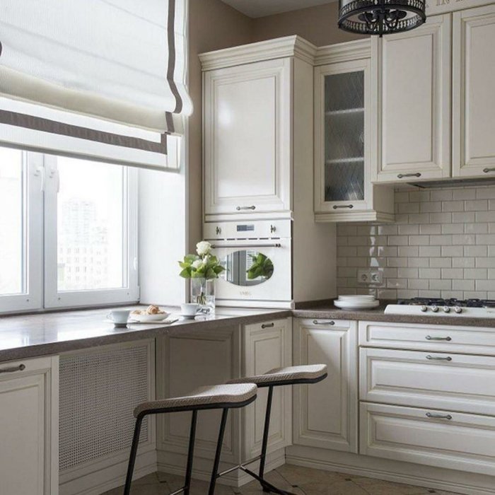 Кухня вдоль окна