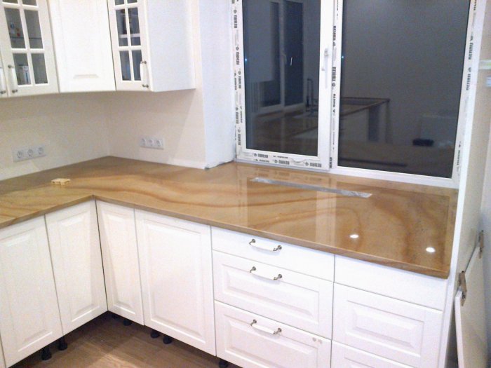 Кухонный гарнитур со столешницей под окном