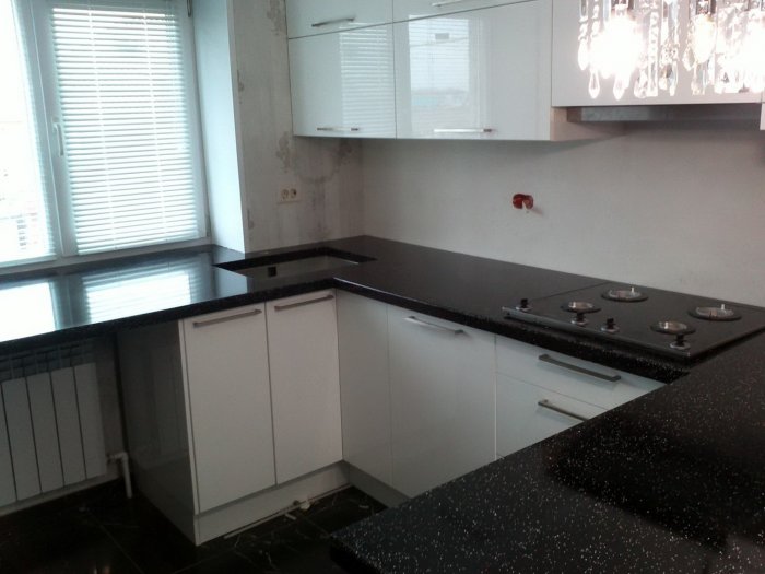 Кухонная столешница переходящая в подоконник