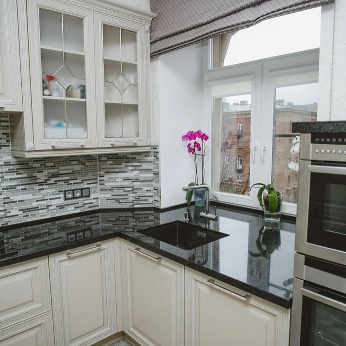 Угловая кухня с подоконником