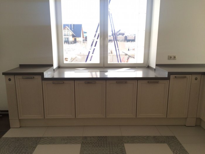 Столешница у окна