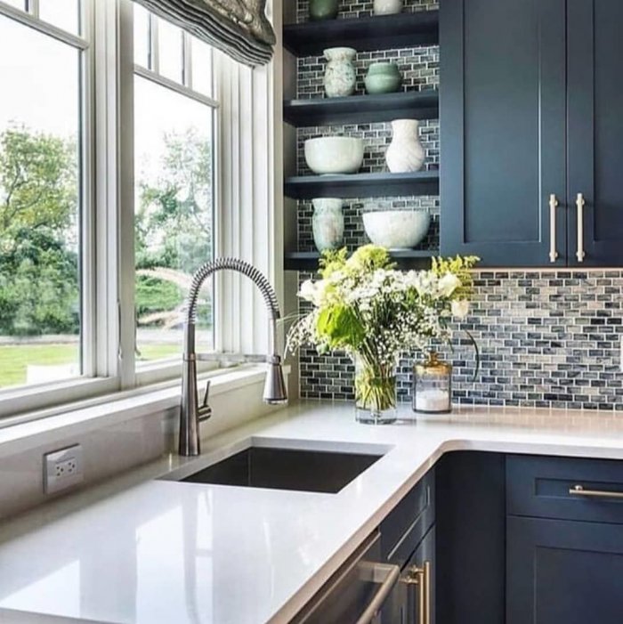 Интерьер кухни с мойкой у окна