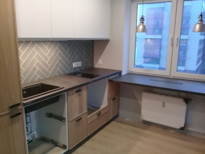 Кухонная столешница переходящая в подоконник